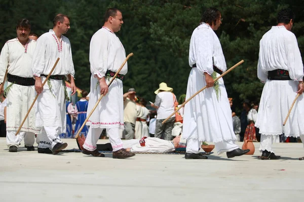 Koprivshtica, Bulgaristan - 7 Ağustos 2010: Koprivshtica 'daki Ulusal Folklor Fuarı' nın geleneksel halk kostümlü insanları. Koprivshtica 'daki Ulusal Folklor Fuarı, insan soyut kültür mirasının UNESCO kayıtlarına girdi.