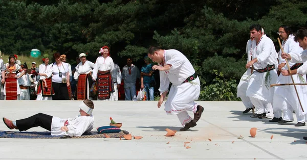 Koprivshtica, Bulgaristan - 7 Ağustos 2010: Koprivshtica 'daki Ulusal Folklor Fuarı' nın geleneksel halk kostümlü insanları. Koprivshtica 'daki Ulusal Folklor Fuarı, insan soyut kültür mirasının UNESCO kayıtlarına girdi.