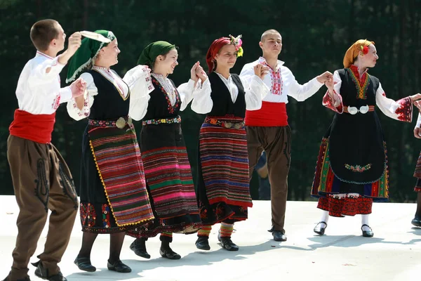 Koprivshtica Bulgária Agosto 2010 Pessoas Trajes Folclóricos Tradicionais Feira Nacional — Fotografia de Stock