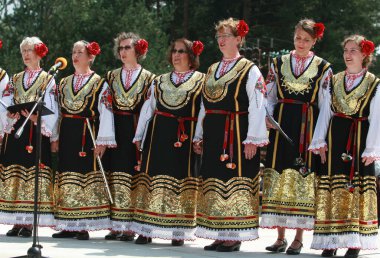 Koprivshtica, Bulgaristan - 7 Ağustos 2010: Koprivshtica 'daki Ulusal Folklor Fuarı' nın geleneksel halk kostümlü insanları. Koprivshtica 'daki Ulusal Folklor Fuarı, insan soyut kültür mirasının UNESCO kayıtlarına girdi.