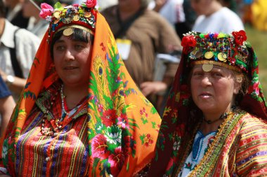 Koprivshtica, Bulgaristan - 7 Ağustos 2010: Koprivshtica 'daki Ulusal Folklor Fuarı' nın geleneksel halk kostümlü insanları. Koprivshtica 'daki Ulusal Folklor Fuarı, insan soyut kültür mirasının UNESCO kayıtlarına girdi.