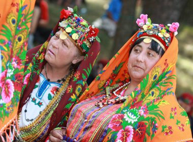 Koprivshtica, Bulgaristan - 7 Ağustos 2010: Koprivshtica 'daki Ulusal Folklor Fuarı' nın geleneksel halk kostümlü insanları. Koprivshtica 'daki Ulusal Folklor Fuarı, insan soyut kültür mirasının UNESCO kayıtlarına girdi.