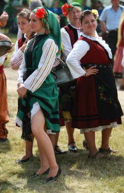 Koprivshtica, Bulgaristan - 7 Ağustos 2010: Koprivshtica 'daki Ulusal Folklor Fuarı' nın geleneksel halk kostümlü insanları. Koprivshtica 'daki Ulusal Folklor Fuarı, insan soyut kültür mirasının UNESCO kayıtlarına girdi.