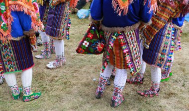 Koprivshtica, Bulgaristan - 7 Ağustos 2010: Koprivshtica 'daki Ulusal Folklor Fuarı' nın geleneksel halk kostümlü insanları. Koprivshtica 'daki Ulusal Folklor Fuarı, insan soyut kültür mirasının UNESCO kayıtlarına girdi.