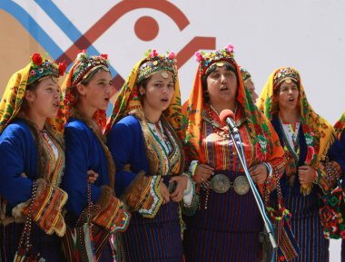 Koprivshtica, Bulgaristan - 7 Ağustos 2010: Koprivshtica 'daki Ulusal Folklor Fuarı' nın geleneksel halk kostümlü insanları. Koprivshtica 'daki Ulusal Folklor Fuarı, insan soyut kültür mirasının UNESCO kayıtlarına girdi.