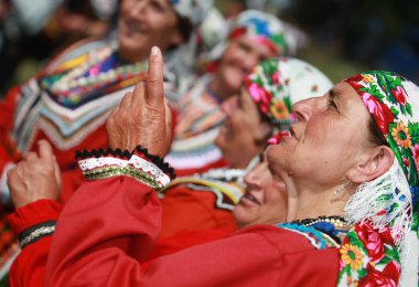 Koprivshtica, Bulgaristan - 7 Ağustos 2010: Koprivshtica 'daki Ulusal Folklor Fuarı' nın geleneksel halk kostümlü insanları. Koprivshtica 'daki Ulusal Folklor Fuarı, insan soyut kültür mirasının UNESCO kayıtlarına girdi.