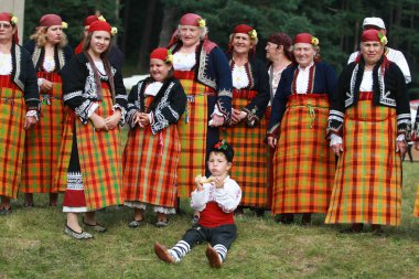 Koprivshtica, Bulgaristan - 7 Ağustos 2010: Koprivshtica 'daki Ulusal Folklor Fuarı' nın geleneksel halk kostümlü insanları. Koprivshtica 'daki Ulusal Folklor Fuarı, insan soyut kültür mirasının UNESCO kayıtlarına girdi.