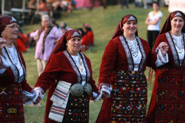 Koprivshtica, Bulgaristan - 7 Ağustos 2010: Koprivshtica 'daki Ulusal Folklor Fuarı' nın geleneksel halk kostümlü insanları. Koprivshtica 'daki Ulusal Folklor Fuarı, insan soyut kültür mirasının UNESCO kayıtlarına girdi.