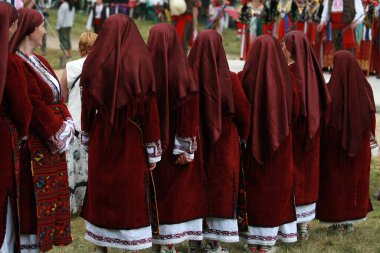 Koprivshtica, Bulgaristan - 7 Ağustos 2010: Koprivshtica 'daki Ulusal Folklor Fuarı' nın geleneksel halk kostümlü insanları. Koprivshtica 'daki Ulusal Folklor Fuarı, insan soyut kültür mirasının UNESCO kayıtlarına girdi.