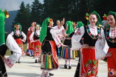 Koprivshtica, Bulgaristan - 7 Ağustos 2010: Koprivshtica 'daki Ulusal Folklor Fuarı' nın geleneksel halk kostümlü insanları. Koprivshtica 'daki Ulusal Folklor Fuarı, insan soyut kültür mirasının UNESCO kayıtlarına girdi.