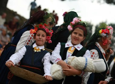 Koprivshtica, Bulgaristan - 7 Ağustos 2010: Koprivshtica 'daki Ulusal Folklor Fuarı' nın geleneksel halk kostümlü insanları. Koprivshtica 'daki Ulusal Folklor Fuarı, insan soyut kültür mirasının UNESCO kayıtlarına girdi.