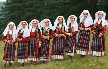 Koprivshtica, Bulgaristan - 7 Ağustos 2010: Koprivshtica 'daki Ulusal Folklor Fuarı' nın geleneksel halk kostümlü insanları. Koprivshtica 'daki Ulusal Folklor Fuarı, insan soyut kültür mirasının UNESCO kayıtlarına girdi.