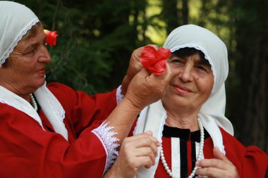 Koprivshtica, Bulgaristan - 7 Ağustos 2010: Koprivshtica 'daki Ulusal Folklor Fuarı' nın geleneksel halk kostümlü insanları. Koprivshtica 'daki Ulusal Folklor Fuarı, insan soyut kültür mirasının UNESCO kayıtlarına girdi.