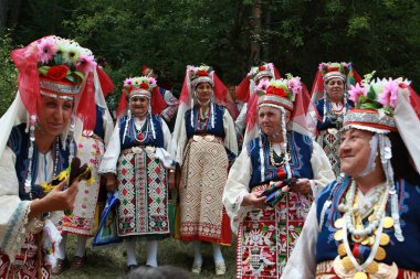Koprivshtica, Bulgaristan - 7 Ağustos 2010: Koprivshtica 'daki Ulusal Folklor Fuarı' nın geleneksel halk kostümlü insanları. Koprivshtica 'daki Ulusal Folklor Fuarı, insan soyut kültür mirasının UNESCO kayıtlarına girdi.