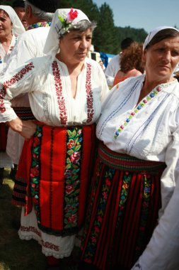 Koprivshtica, Bulgaristan - 7 Ağustos 2010: Koprivshtica 'daki Ulusal Folklor Fuarı' nın geleneksel halk kostümlü insanları. Koprivshtica 'daki Ulusal Folklor Fuarı, insan soyut kültür mirasının UNESCO kayıtlarına girdi.