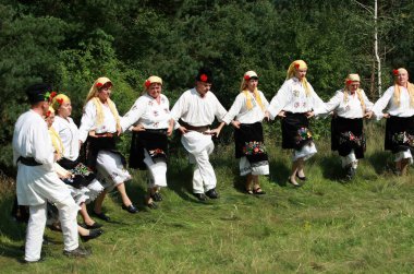 Koprivshtica, Bulgaristan - 7 Ağustos 2010: Koprivshtica 'daki Ulusal Folklor Fuarı' nın geleneksel halk kostümlü insanları. Koprivshtica 'daki Ulusal Folklor Fuarı, insan soyut kültür mirasının UNESCO kayıtlarına girdi.