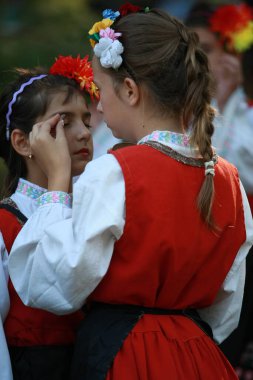 Koprivshtica, Bulgaristan - 7 Ağustos 2010: Koprivshtica 'daki Ulusal Folklor Fuarı' nın geleneksel halk kostümlü insanları. Koprivshtica 'daki Ulusal Folklor Fuarı, insan soyut kültür mirasının UNESCO kayıtlarına girdi.