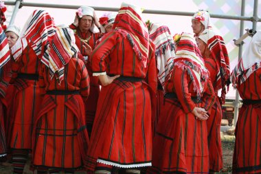 Koprivshtica, Bulgaristan - 7 Ağustos 2010: Koprivshtica 'daki Ulusal Folklor Fuarı' nın geleneksel halk kostümlü insanları. Koprivshtica 'daki Ulusal Folklor Fuarı, insan soyut kültür mirasının UNESCO kayıtlarına girdi.