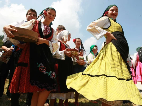 Koprivshtica Bulgaria Agosto 2010 Gente Disfrazada Folclore Tradicional Feria Nacional — Foto de Stock