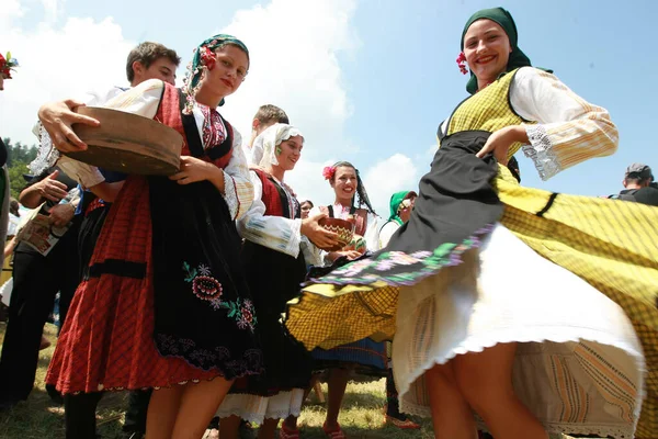 Koprivshtica Bulgária Agosto 2010 Pessoas Trajes Folclóricos Tradicionais Feira Nacional — Fotografia de Stock