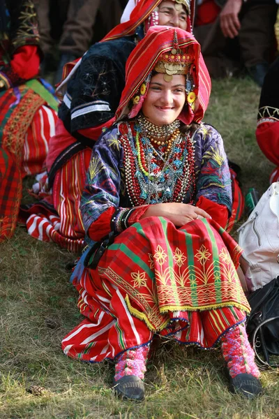 Koprivshtica Βουλγαρία Αυγούστου 2010 Άνθρωποι Παραδοσιακή Λαϊκή Ενδυμασία Της Εθνικής — Φωτογραφία Αρχείου