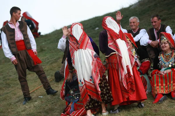 Koprivshtica Bułgaria Sierpnia 2010 Ludzie Tradycyjnym Stroju Ludowym Krajowych Targów — Zdjęcie stockowe