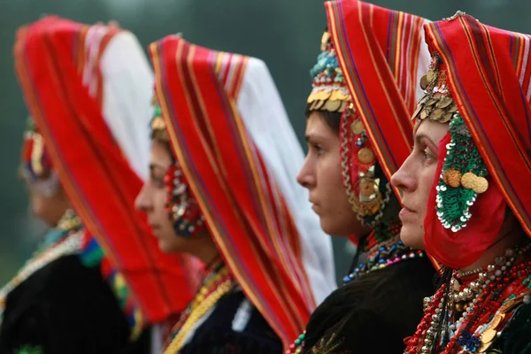 Koprivshtica, Bulgaristan - 7 Ağustos 2010: Koprivshtica 'daki Ulusal Folklor Fuarı' nın geleneksel halk kostümlü insanları. Koprivshtica 'daki Ulusal Folklor Fuarı, insan soyut kültür mirasının UNESCO kayıtlarına girdi.