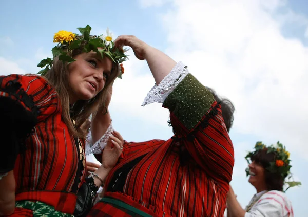 Koprivshtica Bulgária Agosto 2010 Pessoas Trajes Folclóricos Tradicionais Feira Nacional — Fotografia de Stock