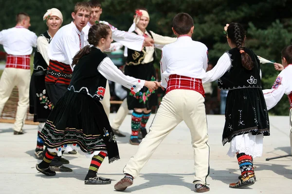 Koprivshtica Bulgária Agosto 2010 Pessoas Trajes Folclóricos Tradicionais Feira Nacional — Fotografia de Stock