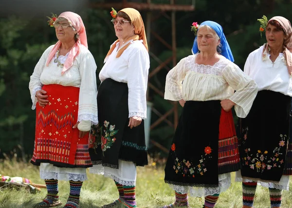 Koprivshtica Bułgaria Sierpnia 2010 Ludzie Tradycyjnym Stroju Ludowym Krajowych Targów — Zdjęcie stockowe