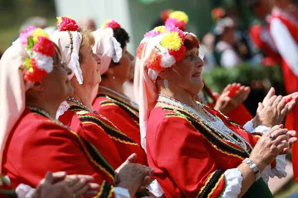 Koprivshtica Bulgarien August 2010 Menschen Traditioneller Tracht Auf Der Nationalen — Stockfoto