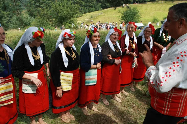 Koprivshtica Bulgária Agosto 2010 Pessoas Trajes Folclóricos Tradicionais Feira Nacional — Fotografia de Stock