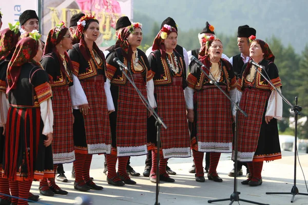 Koprivshtica Bulgária Agosto 2010 Pessoas Trajes Folclóricos Tradicionais Feira Nacional — Fotografia de Stock