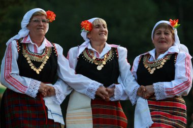 Koprivshtica, Bulgaristan - 7 Ağustos 2010: Koprivshtica 'daki Ulusal Folklor Fuarı' nın geleneksel halk kostümlü insanları. Koprivshtica 'daki Ulusal Folklor Fuarı, insan soyut kültür mirasının UNESCO kayıtlarına girdi.