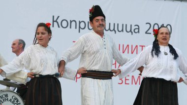 Koprivshtica, Bulgaristan - 7 Ağustos 2010: Koprivshtica 'daki Ulusal Folklor Fuarı' nın geleneksel halk kostümlü insanları. Koprivshtica 'daki Ulusal Folklor Fuarı, insan soyut kültür mirasının UNESCO kayıtlarına girdi.