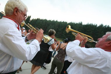 Koprivshtica, Bulgaristan - 7 Ağustos 2010: Koprivshtica 'daki Ulusal Folklor Fuarı' nın geleneksel halk kostümlü insanları. Koprivshtica 'daki Ulusal Folklor Fuarı, insan soyut kültür mirasının UNESCO kayıtlarına girdi.