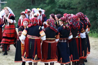 Koprivshtica, Bulgaristan - 7 Ağustos 2010: Koprivshtica 'daki Ulusal Folklor Fuarı' nın geleneksel halk kostümlü insanları. Koprivshtica 'daki Ulusal Folklor Fuarı, insan soyut kültür mirasının UNESCO kayıtlarına girdi.