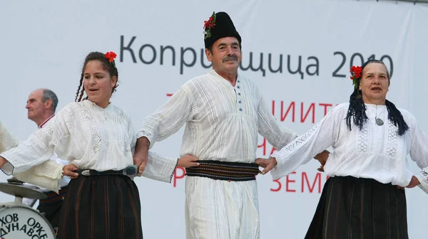 Koprivshtica Bulgária Agosto 2010 Pessoas Trajes Folclóricos Tradicionais Feira Nacional — Fotografia de Stock