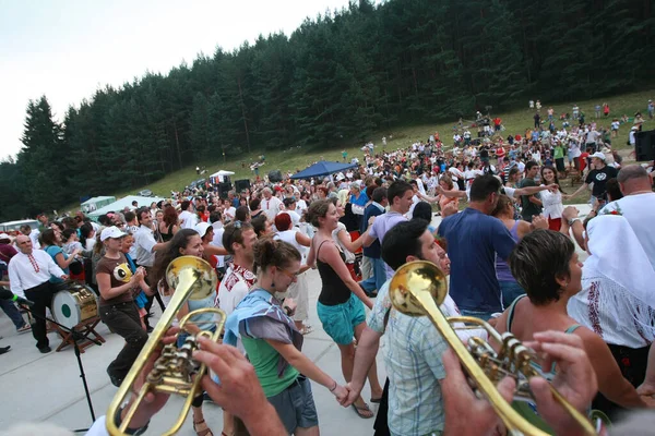 Koprivshtica Bułgaria Sierpnia 2010 Ludzie Tradycyjnym Stroju Ludowym Krajowych Targów — Zdjęcie stockowe