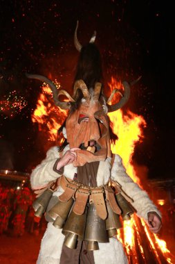 Breznik, Bulgaristan - 21 Ocak 2017: Bulgaristan 'ın Breznik kentinde düzenlenen Maskeli Balo Festivali' nde geleneksel Kukeri kostümlü tanımlanamayan kişiler görülüyor.