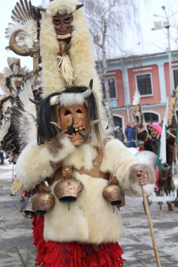 Breznik, Bulgaristan - 21 Ocak 2017: Bulgaristan 'ın Breznik kentinde düzenlenen Maskeli Balo Festivali' nde geleneksel Kukeri kostümlü tanımlanamayan kişiler görülüyor.