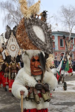 Breznik, Bulgaristan - 21 Ocak 2017: Bulgaristan 'ın Breznik kentinde düzenlenen Maskeli Balo Festivali' nde geleneksel Kukeri kostümlü tanımlanamayan kişiler görülüyor.