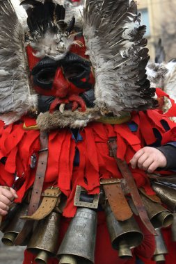 Breznik, Bulgaristan - 21 Ocak 2017: Bulgaristan 'ın Breznik kentinde düzenlenen Maskeli Balo Festivali' nde geleneksel Kukeri kostümlü tanımlanamayan kişiler görülüyor.