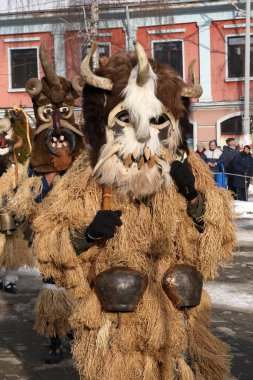 Breznik, Bulgaristan - 21 Ocak 2017: Bulgaristan 'ın Breznik kentinde düzenlenen Maskeli Balo Festivali' nde geleneksel Kukeri kostümlü tanımlanamayan kişiler görülüyor.
