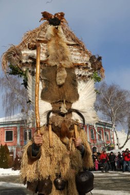 Breznik, Bulgaristan - 21 Ocak 2017: Bulgaristan 'ın Breznik kentinde düzenlenen Maskeli Balo Festivali' nde geleneksel Kukeri kostümlü tanımlanamayan kişiler görülüyor.