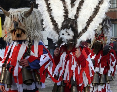 Breznik, Bulgaristan - 21 Ocak 2017: Bulgaristan 'ın Breznik kentinde düzenlenen Maskeli Balo Festivali' nde geleneksel Kukeri kostümlü tanımlanamayan kişiler görülüyor.