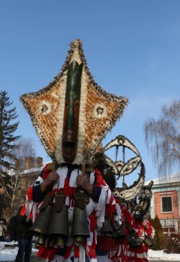 Breznik, Bulgaristan - 21 Ocak 2017: Bulgaristan 'ın Breznik kentinde düzenlenen Maskeli Balo Festivali' nde geleneksel Kukeri kostümlü tanımlanamayan kişiler görülüyor.