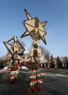 Breznik, Bulgaristan - 21 Ocak 2017: Bulgaristan 'ın Breznik kentinde düzenlenen Maskeli Balo Festivali' nde geleneksel Kukeri kostümlü tanımlanamayan kişiler görülüyor.