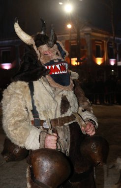 Breznik, Bulgaristan - 21 Ocak 2017: Bulgaristan 'ın Breznik kentinde düzenlenen Maskeli Balo Festivali' nde geleneksel Kukeri kostümlü tanımlanamayan kişiler görülüyor.