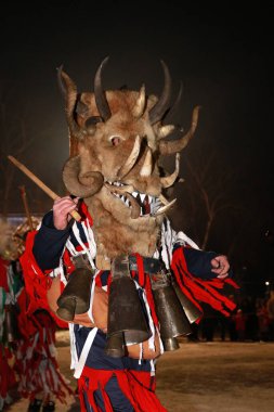 Breznik, Bulgaristan - 21 Ocak 2017: Bulgaristan 'ın Breznik kentinde düzenlenen Maskeli Balo Festivali' nde geleneksel Kukeri kostümlü tanımlanamayan kişiler görülüyor.